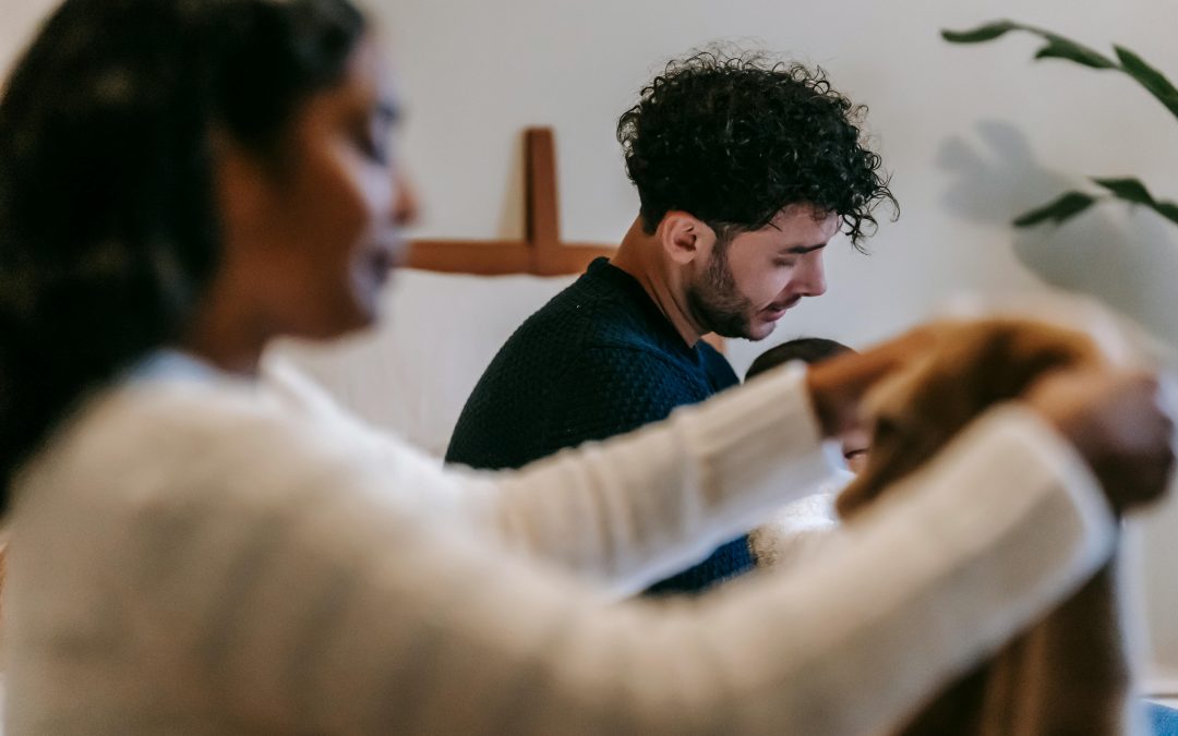 Grupo de personas relajadas en un espacio interior cálido, interactuando tranquilamente, simbolizando bienestar, convivencia y disfrute del hogar.