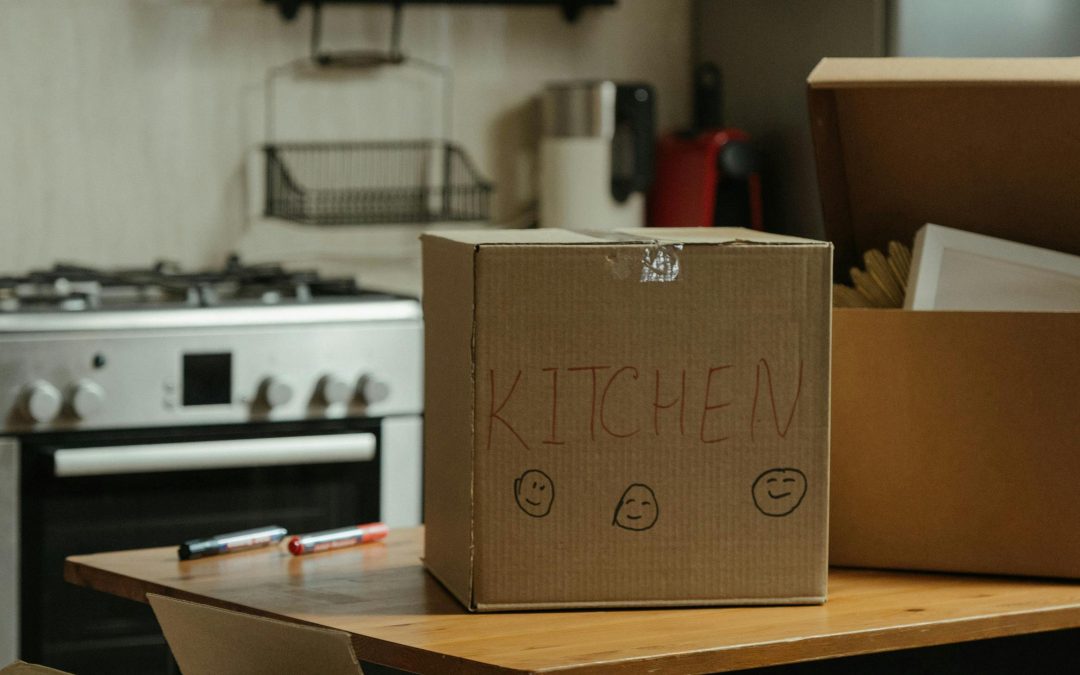 Montaje de cocina moderna en Madrid con muebles a medida.